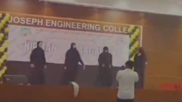  புர்கா அணிந்து கொண்டு 