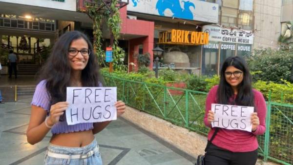வாங்களேன்.. கட்டிப்பிடிக்கலாம்.. 2 மணி நேரத்தில் 100 பேருக்கு 'Hug