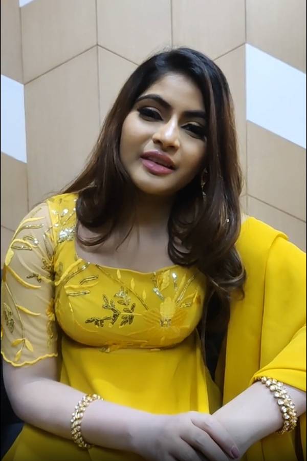 கவர்ந்த உடை அலங்காரம்