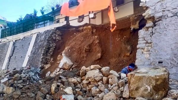 மளமளவென சரிந்த மண்.. கண்முன்னே புதைந்த கோயில்! உத்தராகண்ட் ஜோஷிமத் கொடூரம்.. அலறிய  பயணிகள் 