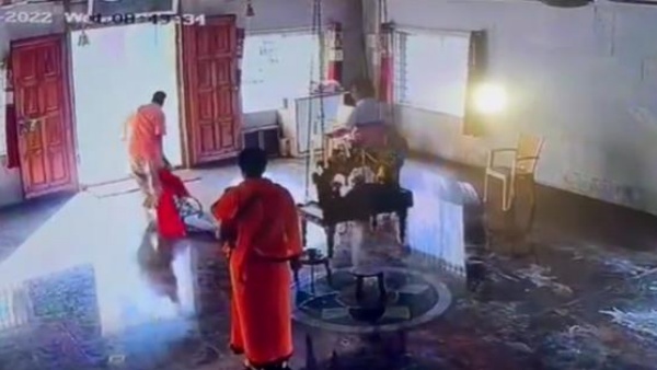 நீ கருப்பு வெளியே போ..முடியை இழுத்து தள்ளி! அத்துமீறிய அர்ச்சகர்! கடவுள் என் கணவன்னு பெண் சொன்னாரா? 