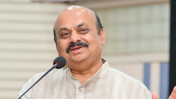 'ரோடு சரி இல்லை' என சொன்ன சாமியார்.. உடனே மைக்கை பிடுங்கி.. மேடையிலேயே டென்ஷன் ஆன முதல்வர் பசவராஜ் 