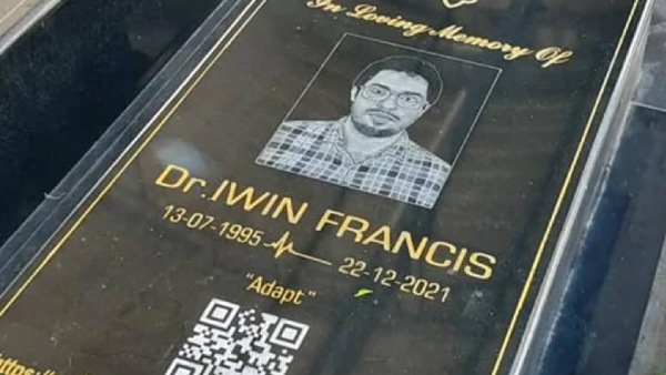நெகிழ்ச்சி! இறந்த மகனின் கல்லறையில் QR code வைத்த பெற்றோர்.. ஏன் என்னாச்சு? 