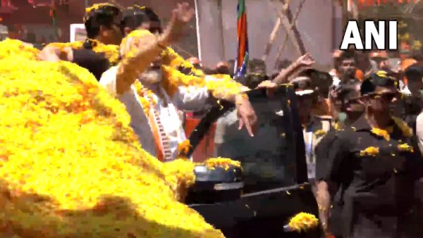 கர்நாடகாவில் காரில் நின்றபடி ரோட் ஷோ..பிரதமர் மோடி செய்த காரியம்.. நெகிழ்ந்த தொண்டர்கள்..என்னாச்சு! 