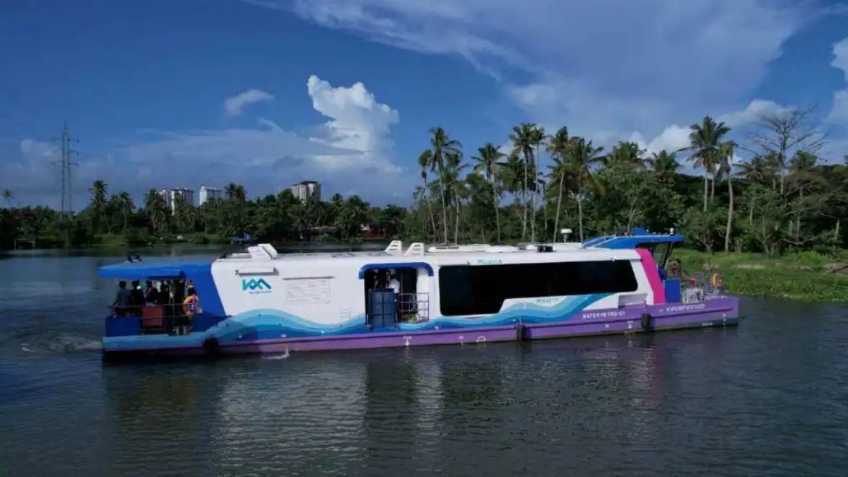 பச்சை கொடி காட்டிய மோடி.. துவங்கியது வாட்டர் மெட்ரோ.. 