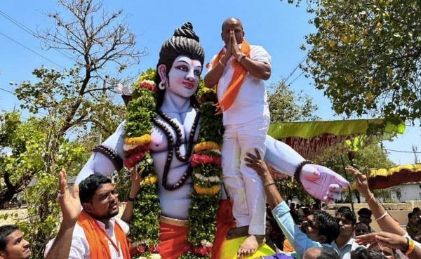 போட்டோவுக்காக இப்படியா? ராமர் சிலை மீது கால் வைத்து அவமரியாதை .. கர்நாடக பாஜக எம்எல்ஏவால் சர்ச்சை 