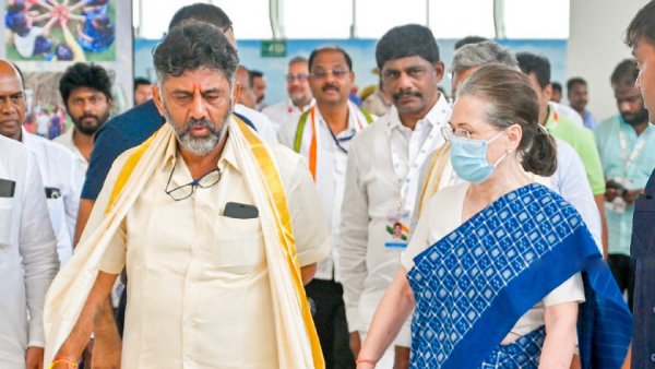 கைநழுவிய முதல்வர் பதவி? டிகே சிவக்குமாருக்கு என்னென்ன பதவிகள் தெரியுமா? காங்கிரஸ் பிளான் இதுதான் 