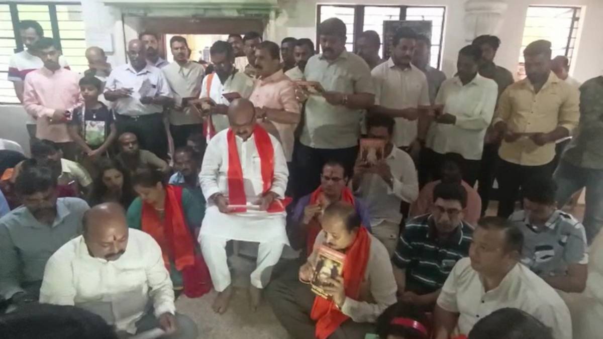 நாளை வாக்குப்பதிவு.. ஆஞ்சநேயர் கோவிலுக்கு சென்று கோஷமிட்ட கர்நாடகா முதல்வர்.. மத ரீதியாக பிரச்சாரம்? 