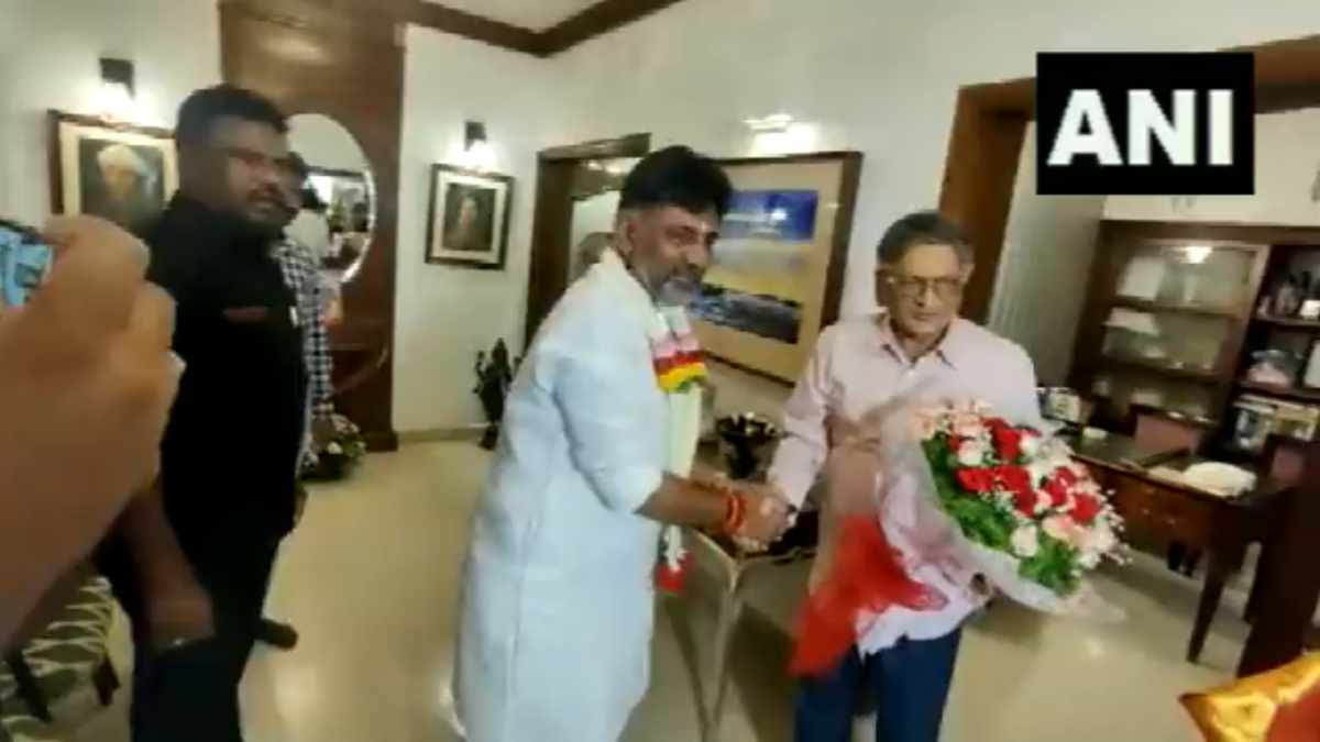 பாஜகவுக்கு போனாலும் சம்பந்தி வீடாச்சே.. எஸ்.எம். கிருஷ்ணா காலில் விழுந்து வாழ்த்து பெற்ற டிகேஎஸ்! 