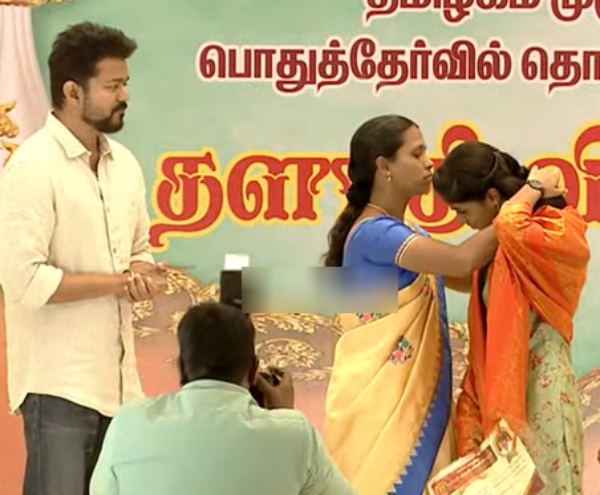 600க்கு 600 மார்க் எடுத்த நந்தினிக்கு வைர நெக்லஸ் பரிசு.. கழுத்தில் மாட்டி  அழகு பார்த்த விஜய் | Vijay gifted a diamond necklace to Nandini who scored  600 out of 600 - Tamil Oneindia