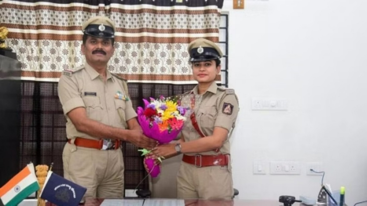 நெகிழ்ச்சி.. நிறைவேறிய கனவு.. தனது ஸ்டேஷனுக்கே எஸ்.ஐயான மகள்.. பூங்கொத்து கொடுத்து வரவேற்ற தந்தை 