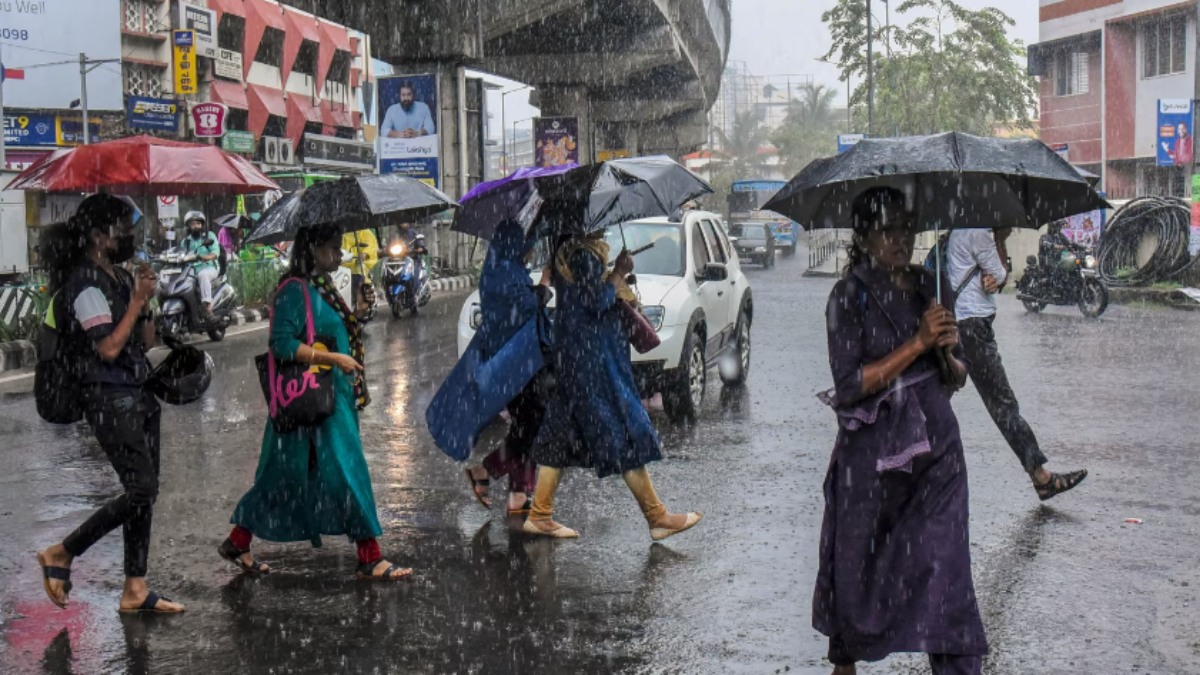 கேரளாவில் வெளுத்து வாங்கும் மழை.. ஆறுகளில் தெறி வெள்ளம்.. ஆரஞ்ச் அலர்ட்... நிரம்பும் அணைகள் 