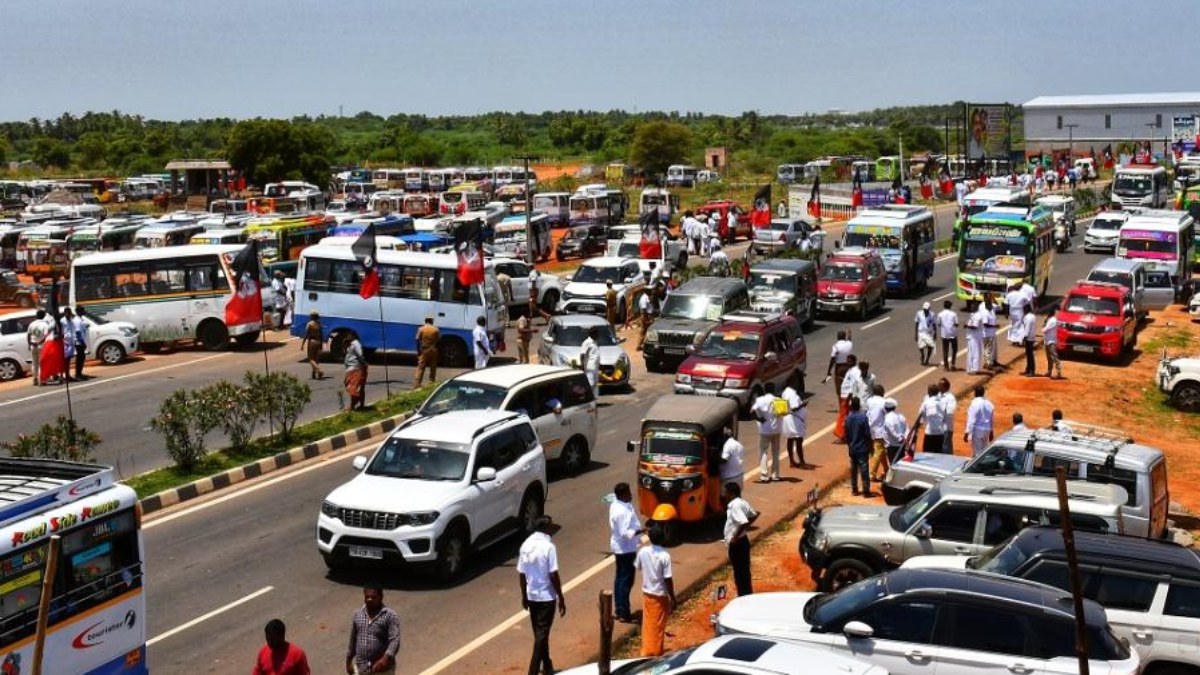 மதுரை விரகனூர் டூ மண்டேலா நகர் வரை டிராபிக் ஜாம்! 15 கி.மீ. நீளத்திற்கு