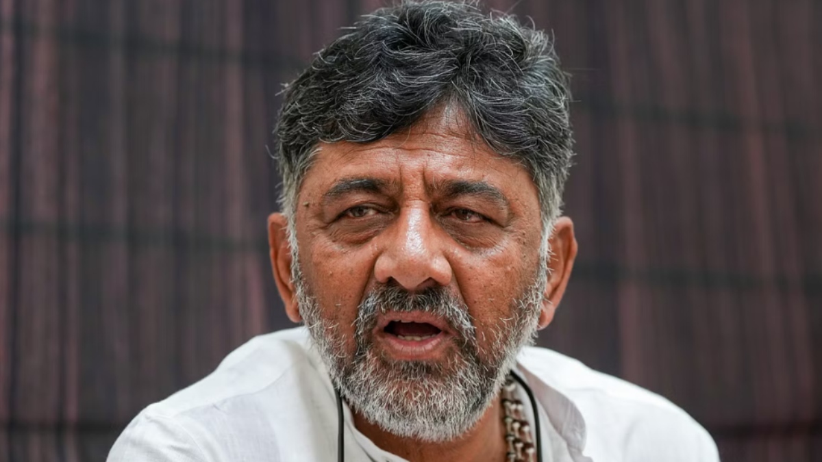 ஆஹா.. இதுதான் சொந்த காசில் சூனியமா? டிகே சிவக்குமார் உத்தரவால் அவருக்கே விழுந்த ரூ.50,000 அபராதம்! 