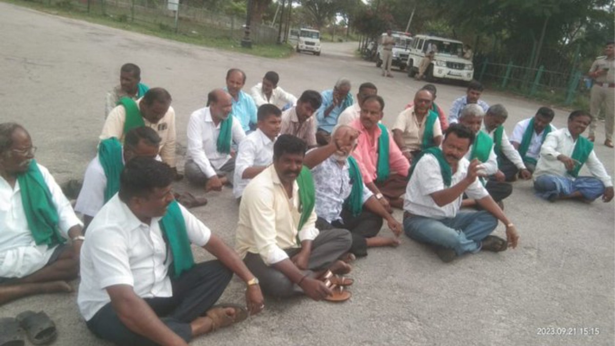  தமிழ்நாட்டுக்கு காவிரி நீர்-  கர்நாடகா மண்டியாவில் நாளை 'பந்த்'- முதல்வர் ஸ்டாலின் படம் கிழிப்பு!