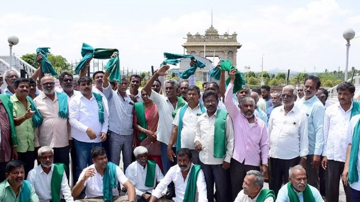 தமிழ்நாட்டுக்கு நீர் திறந்துவிடாதே! காவிரி ஆற்றில் இறங்கி கன்னட விவசாயிகள் தொடர் போராட்டம்! 