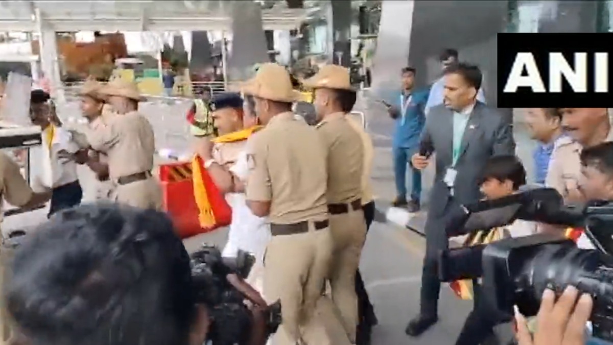 திடீரென பெங்களூர் விமான நிலையத்தில் நுழைய முயன்ற போராட்டக்காரர்கள்.. குண்டுகட்டாக தூக்கிய போலீஸ் 