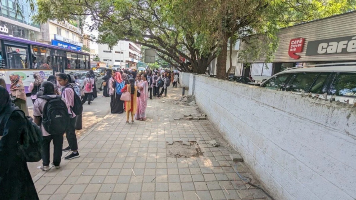 இதையுமா திருடுவாங்க? இரவோடு இரவாக மிஸ்ஸான பஸ் ஸ்டாப்! மதிப்பு எவ்வளவு தெரியுமா? பெங்களூரில் ஷாக் 
