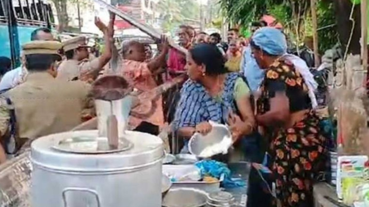  கடுப்பான கேரள சேச்சி! கொதிக்கும் பாலை அதிகாரிகள் மீது ஊற்றிய பெண்.. கதிகலங்கிய போலீசார்! அம்மாடி