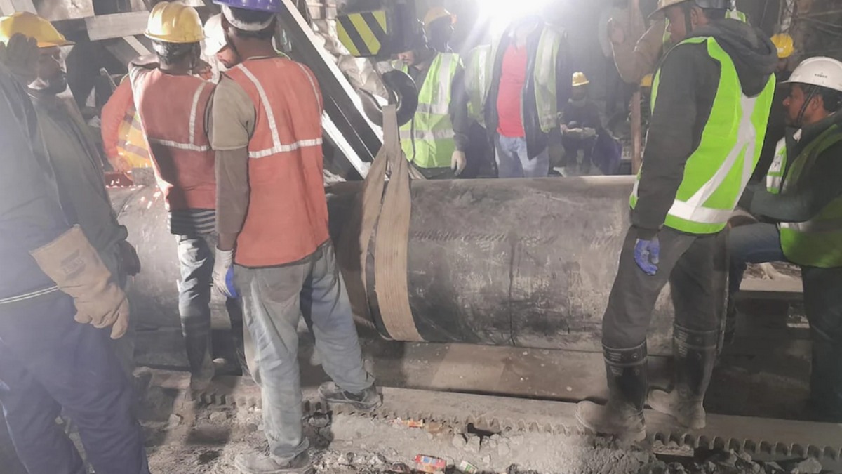 எலி வளை டெக்னிக்! பெரிய எந்திரங்கள் செய்ய முடியாததை செய்த மனித பலம்? சுரங்க ஊழியர்களை மீட்பது எப்படி 