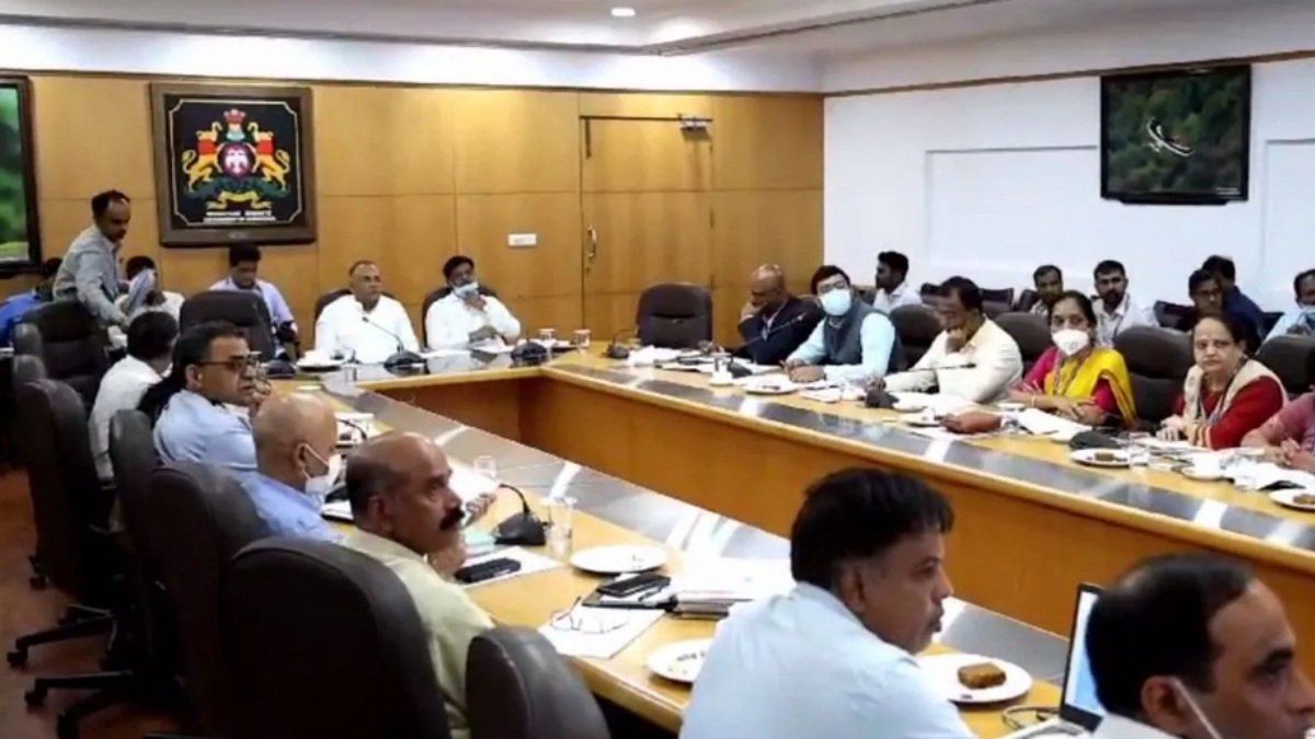 முதலில் கேரளா.. இப்போது கர்நாடகா.. திடீரென எகிறும் கொரோனா.. அரசு எடுத்த அதிரடி முடிவு! அடுத்து என்ன