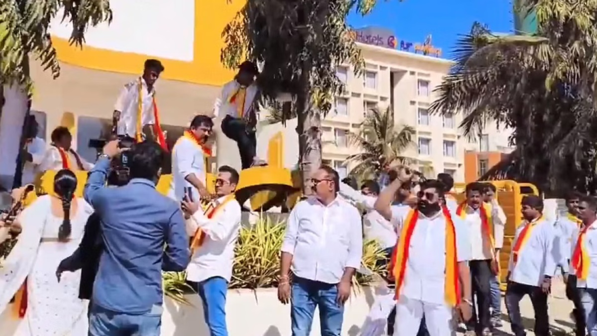 கர்நாடகாவில்  உக்கிர போராட்டம்..கன்னட மொழியில் இல்லாத வர்த்தக நிறுவன பெயர் பலகைகள் அடித்து துவம்சம்! 