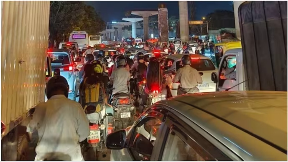 கிறிஸ்துமஸ் நாளில் கடும் போக்குவரத்து நெரிசல்.. பெங்களூரில் நள்ளிரவில் அணிவகுத்து நின்ற வாகனங்கள்