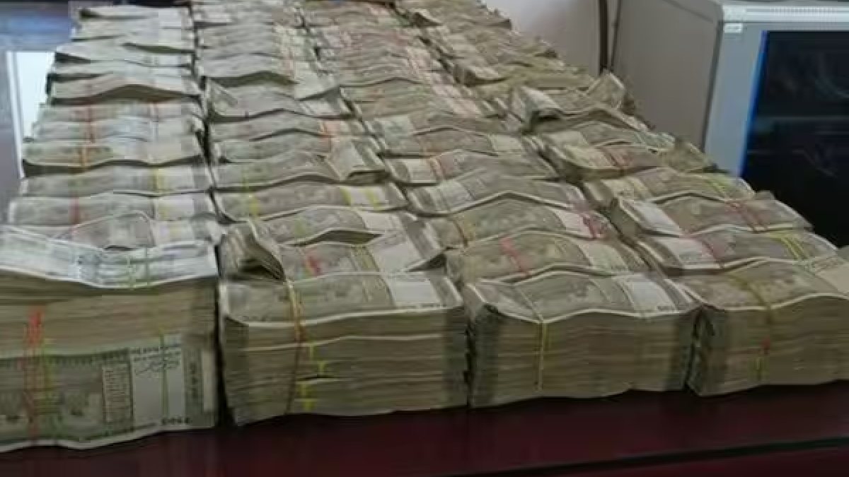  நிற்காமல் சென்ற இனோவா.. விரட்டி பிடித்த போலீஸ்! ரூ.1.90 கோடி ஹவாலா பணம் பறிமுதல்.. கோவை அருகே பரபர 