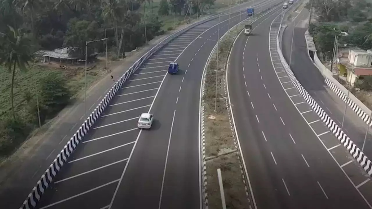 கேட்கவே சிலிர்க்குதே.. பெங்களூர் - சென்னை பயணிகளுக்கு செம குஷி.. இவ்வளவு வேகமா.. அசத்தும் சாலை! 