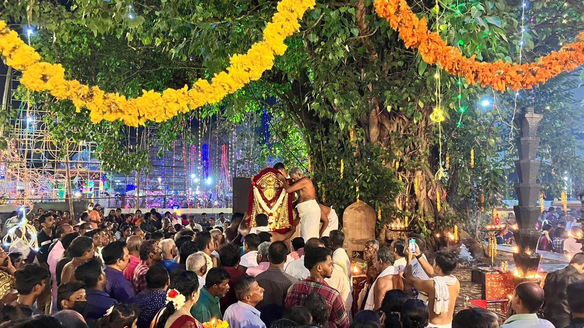 தேருக்கு அடியில் சிக்கிய 5 வயது குழந்தை.. உடல் நசுங்கி உயிரிழப்பு.. கேரள கோயில் திருவிழாவில் சோகம்! 