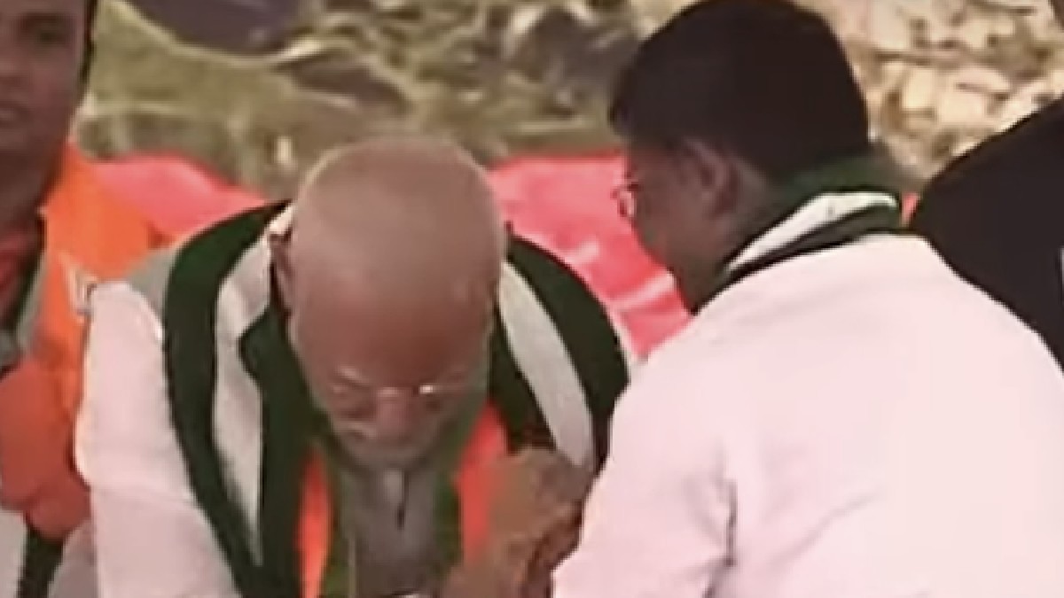 நெகிழ வைத்த மோடி.. மேடையில் ஜேடிஎஸ் நிர்வாகி காலை தொட்டு வணங்கிய பிரதமர்! யார் இந்த மாஜி எம்எல்ஏ? 
