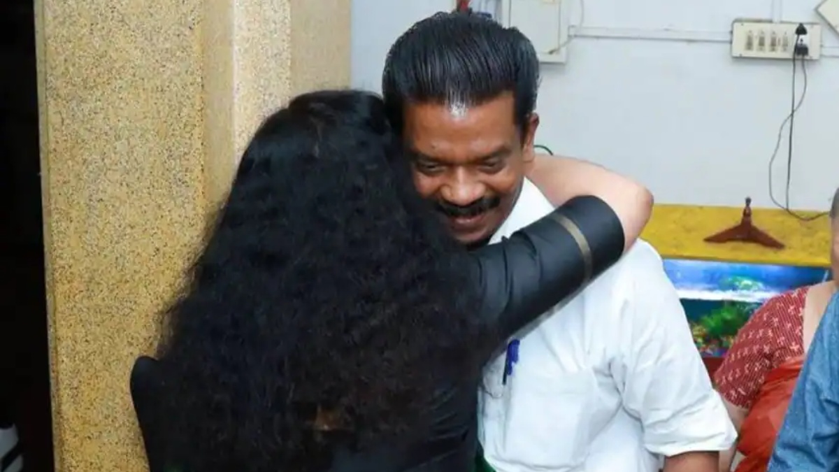 அரசியல்வாதியை கட்டிப்பிடித்த இளம் பெண் ஐஏஎஸ் அதிகாரி.. பரவிய போட்டோ.. நடந்தது இதுதான்!