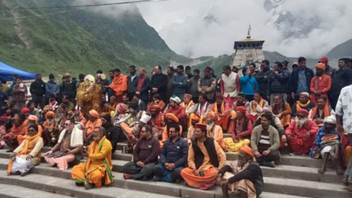 என்னது டெல்லியில் கேதார்நாத் கோவில் கட்டுவதா? இமயமலை கடும் குளிரில் போராட்டம் நடத்திய அர்ச்சகர்கள்! 