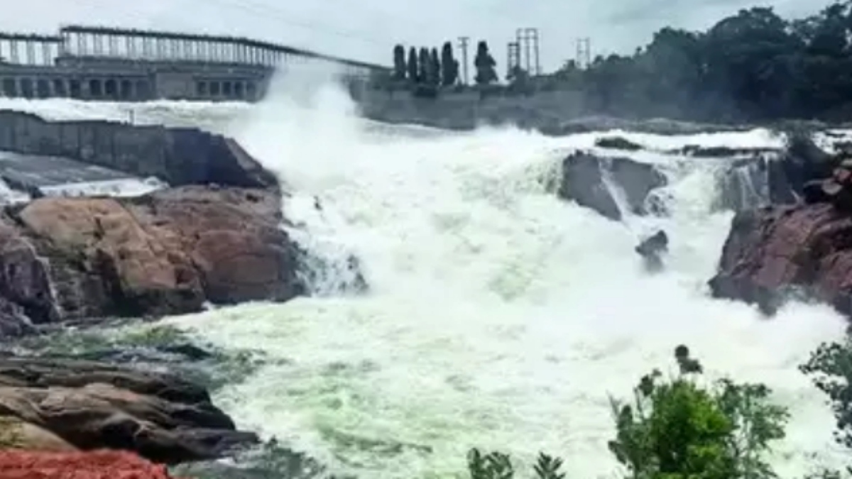 காவிரி பக்கம் போகாதீங்க.. தேக்க முடியாமல் தண்ணீர் திறப்பை அதிகரித்த கர்நாடகா! பொங்கி வரும் வெள்ளம் 