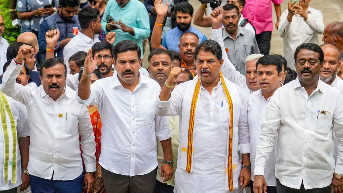 சட்டசபையில் விடிய விடிய தர்ணா.. 'பாய், தலையணை' பிளானுடன் வந்த கர்நாடக பாஜக எம்எல்ஏக்கள்! என்னாச்சு 