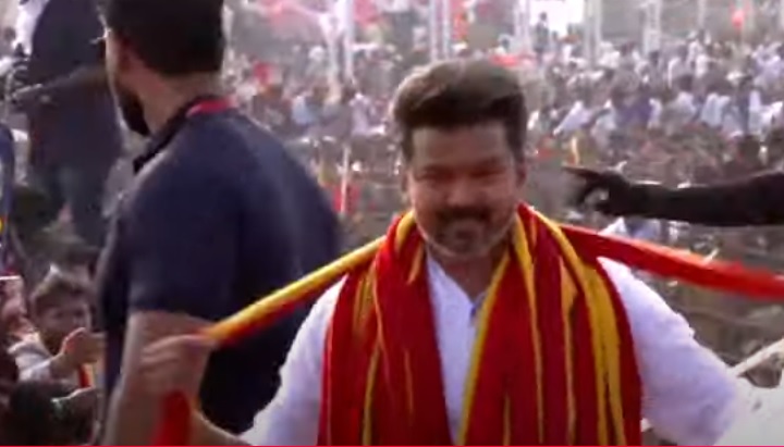 கட்சி துண்டுகளுடன் விஜய்