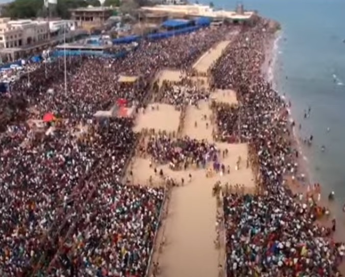 கடலோரத்தில் திரண்ட லட்சக்கணக்கான பக்தர்கள்