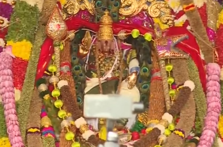 மண்டபத்தில் இருந்து எழுந்தருளும் முருகப் பெருமான்