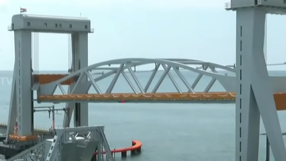 தூக்கு பாலம் இறக்க முடியாமல் தவிப்பு