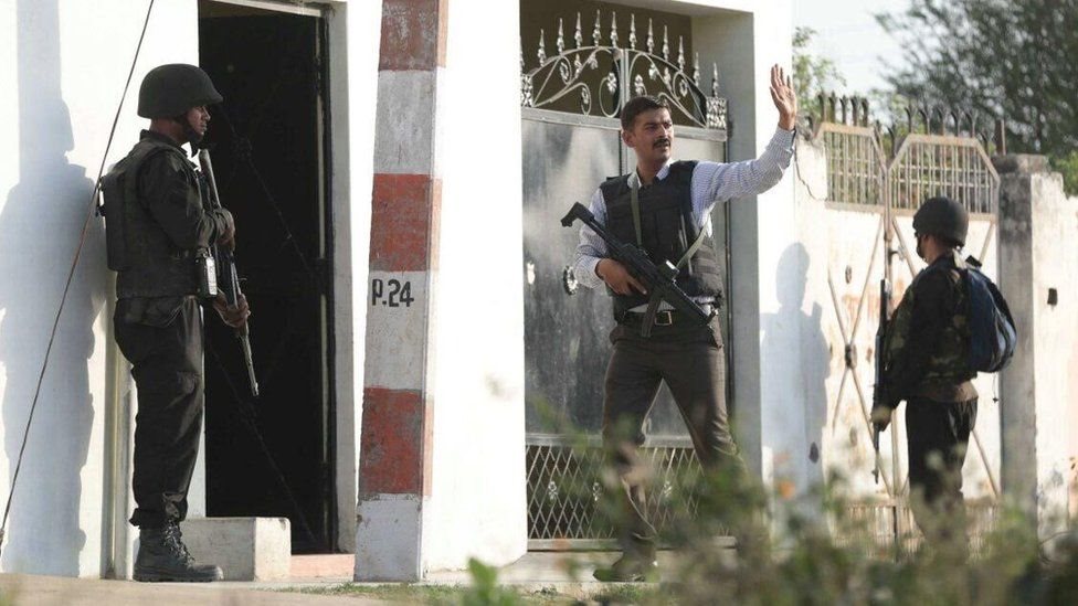 லக்னெள தீவிரவாத தடுப்புப் படையின் தேடுதல் வேட்டை என்கவுண்டரில் முடிந்தது