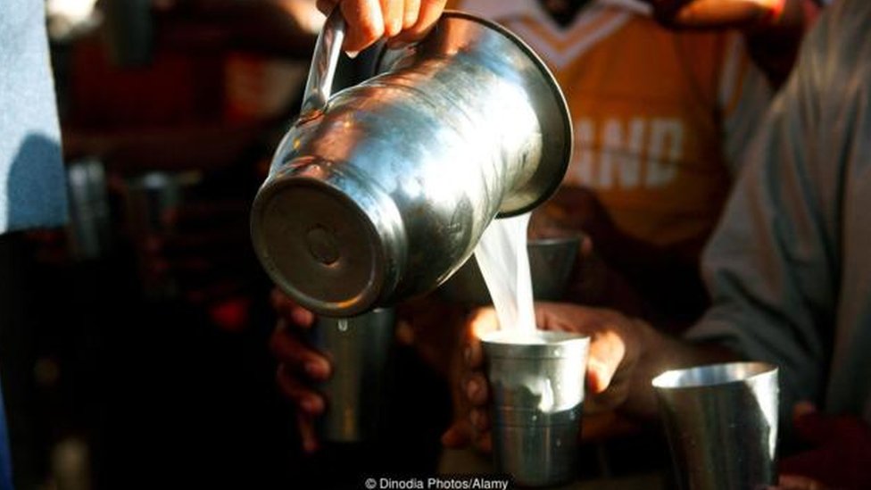 தண்டை ஒரு பால் அடிப்படையிலான, மசாலா கலந்த இந்திய பானம் ஆகும் தண்டை ஒரு பால் அடிப்படையிலான, மசாலா கலந்த இந்திய பானம் ஆகும்