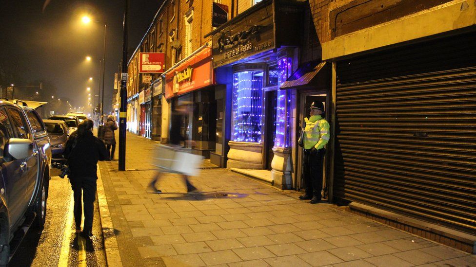 சோதனை நடந்த பகுதியில் காவல்துறையினர் சோதனை நடந்த பகுதியில் காவல்துறையினர்