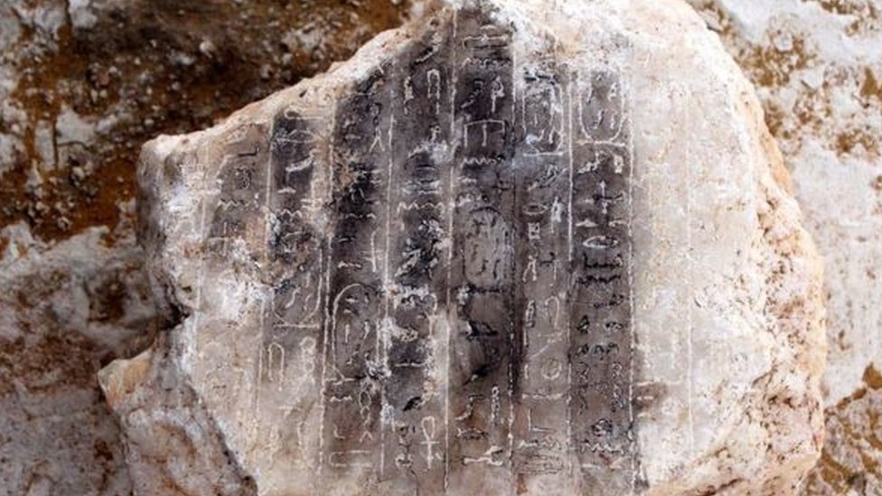 10 செங்குத்து சித்திர வரிகளை கொண்ட ஆலபேஸ்டர் கல்