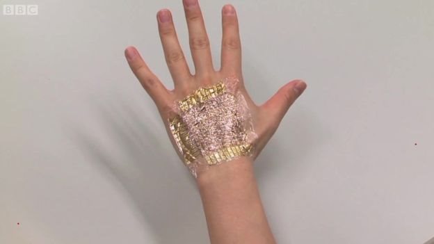 மின்னணு தோல் உலகின் மிக மெல்லிய, நெகிழ்வான மின்கடத்தியாக கருதப்படுகிறது.