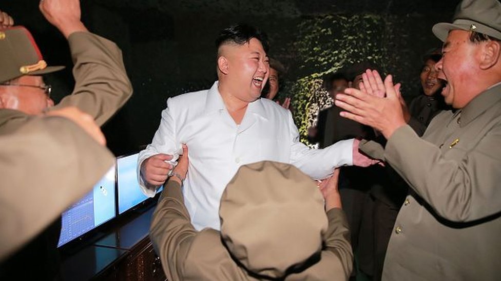 ராணுவ அதிகாரிகளுடன் வடகொரிய தலைவர்