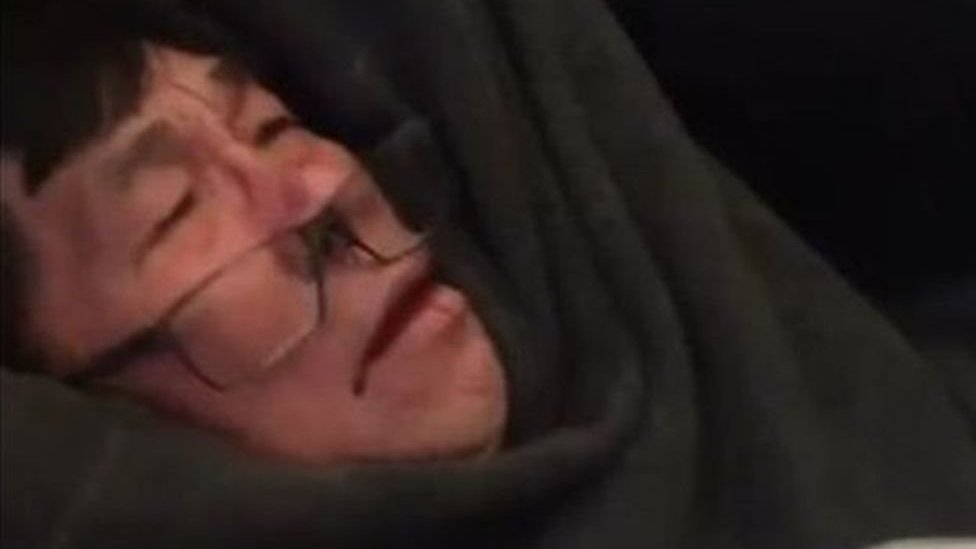 யுனைடெட் ஏர்லைன்ஸ் விமானத்திலிருத்து கட்டாயமாக வெளியேற்றப்பட்ட டாக்டருக்கு நஷ்ட ஈடு