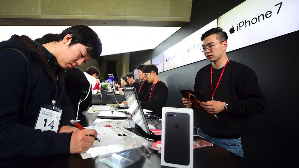 கடந்தாண்டை காட்டிலும் ஆப்பிள் ஐ ஃபோன் விற்பனையில் சரிவு