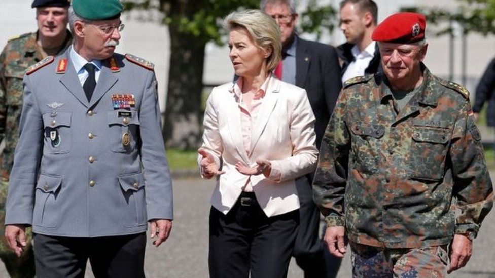 நாஜி பொருட்கள் குறித்து தேடுதல் வேட்டை