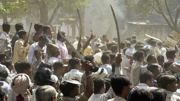 வாள்களோடு இந்து மத கும்பல்