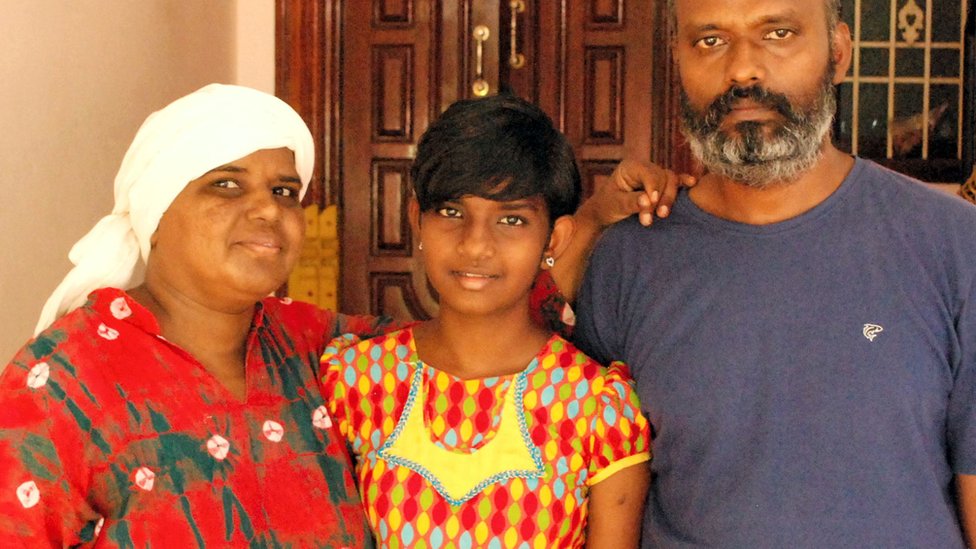 சாலை செல்வம்(இடது), மகள் நிலா, செந்தில்